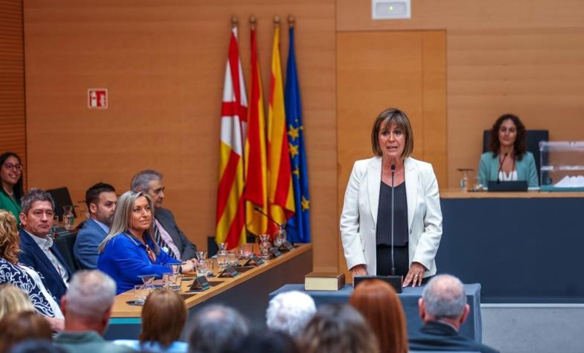 Núria Marín, alcaldesa de L'Hospitalet, con los concejales del PSC a su espalda, durante el Pleno de investidura del 2023.