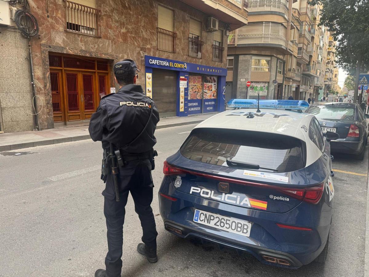 Un agente de la Policía Nacional, en el centro de Elche.