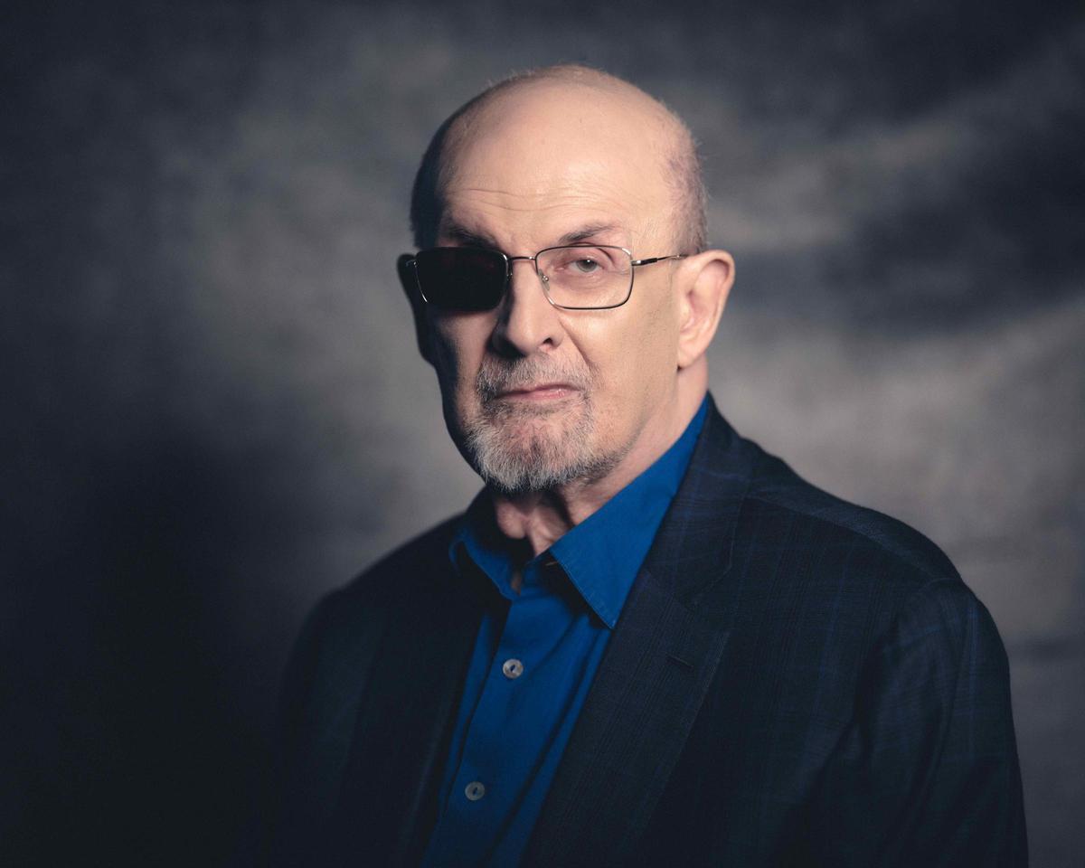 El escritor Salman Rushdie, en una imagen tomada por su esposa, Rachel Eliza Griffths.