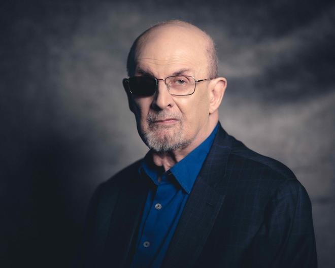 El escritor Salman Rushdie, en una imagen tomada por su esposa, Rachel Eliza Griffths.