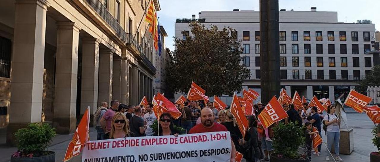 Protesta de trabajadores de Telnet contra los despidos, el pasado 10 de abril en la plaza del Pilar de Zaragoza.