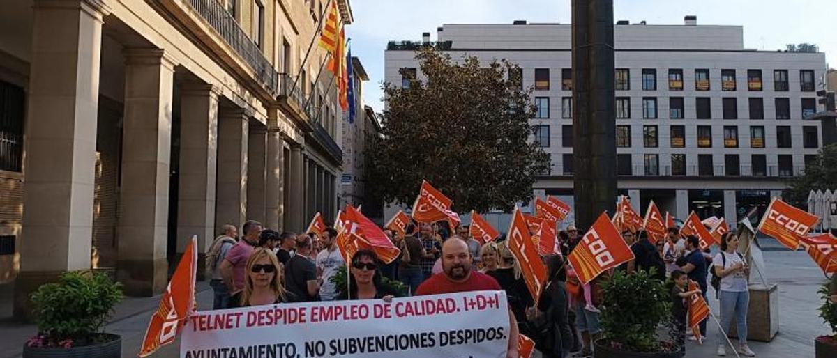 Protesta de trabajadores de Telnet contra los despidos, el pasado 10 de abril en la plaza del Pilar de Zaragoza.