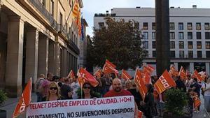 Protesta de trabajadores de Telnet contra los despidos, el pasado 10 de abril en la plaza del Pilar de Zaragoza.