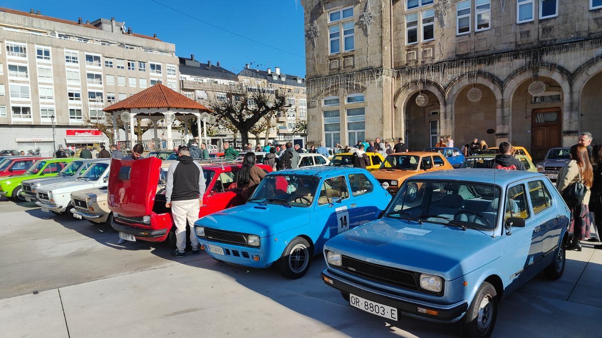 Una amplia variedad de Seat 127 se desplazaron hasta la villa estradense, divulgando la afición al motor