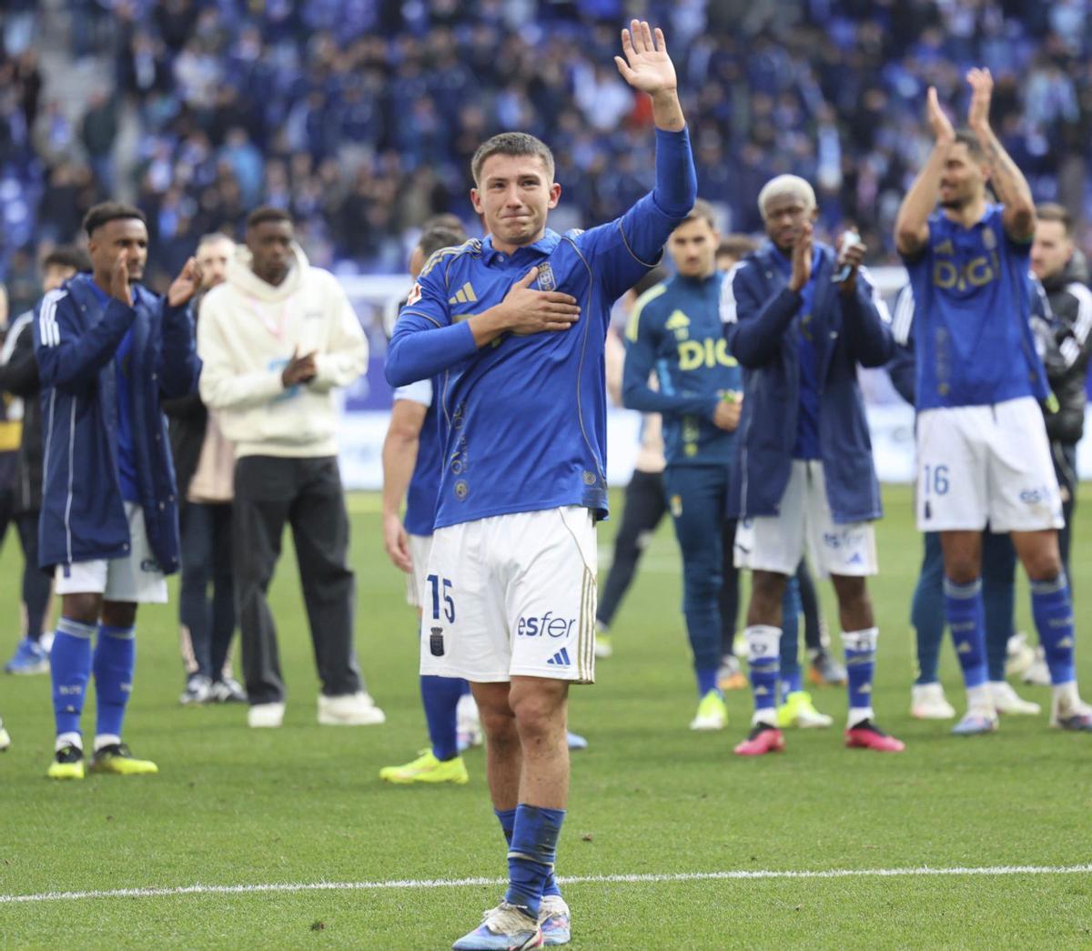 Thiago Fernández celebra emocionado la victoria del Oviedo ante el Girona en el Tartiere. | MIKI LÓPEZ