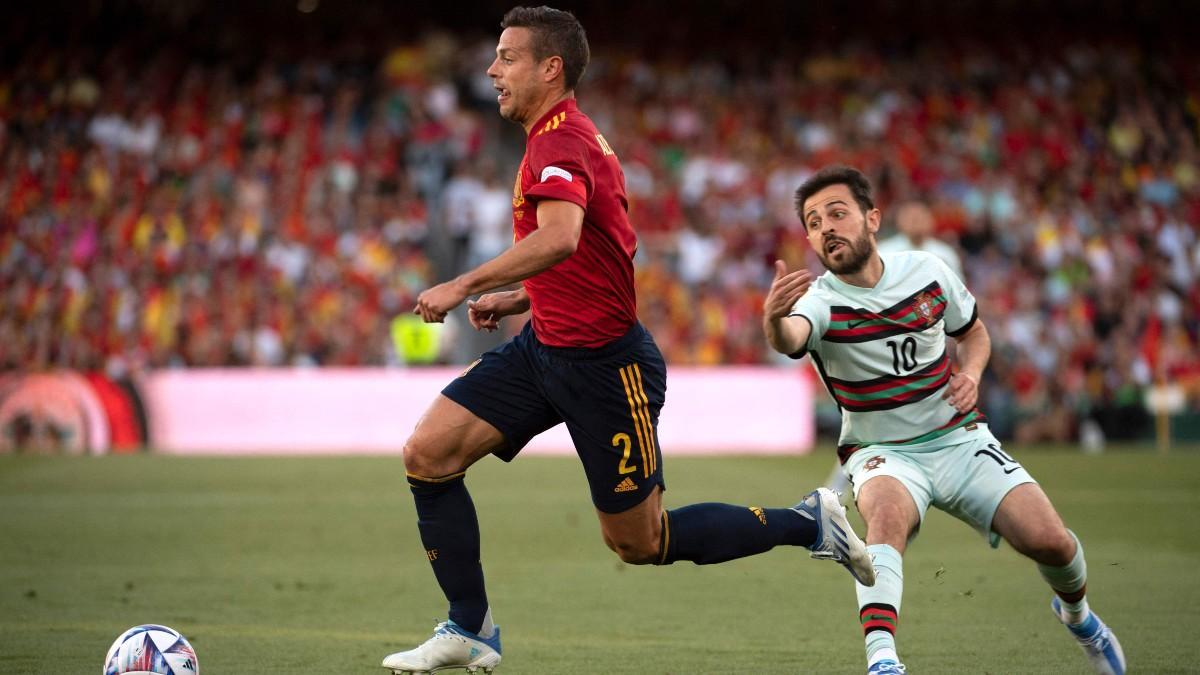 César Azpilicueta, junto a Bernardo Silva en el España-Portugal