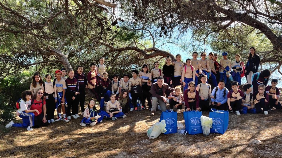 Los alumnos visitaron el Parque Natural de la Serra d’Irta para contribuir a su limpieza y palpar la importancia de no abandonar residuos.
