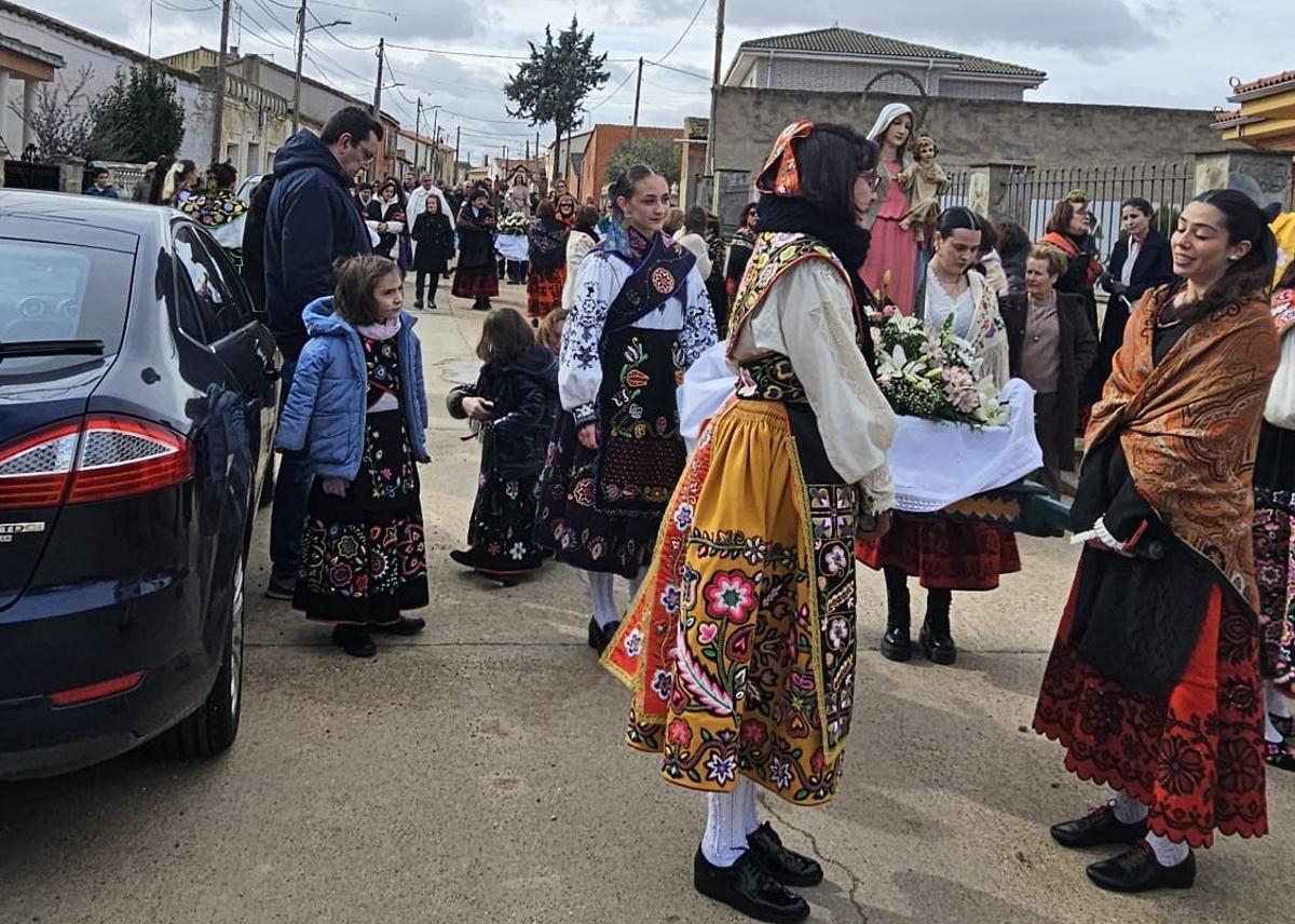 GALERÍA | Las águedas de Pajares salen procesión y bailan La Peregrina