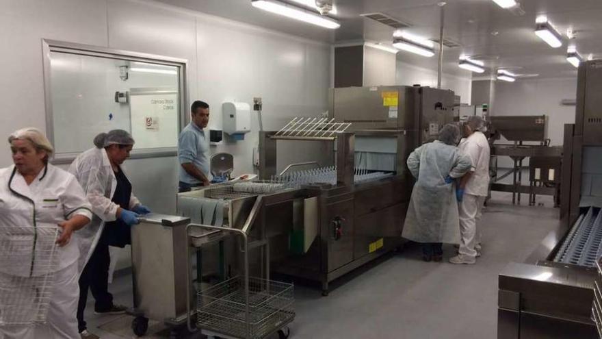 Los técnicos comprobaron ayer el estado de los robots de la cocina del Álvaro Cunqueiro. // Sergas