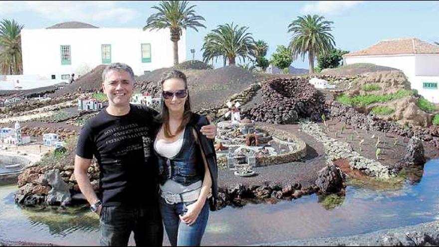 Juan Ramón Lucas y Sandra Ibarra en Lanzarote.