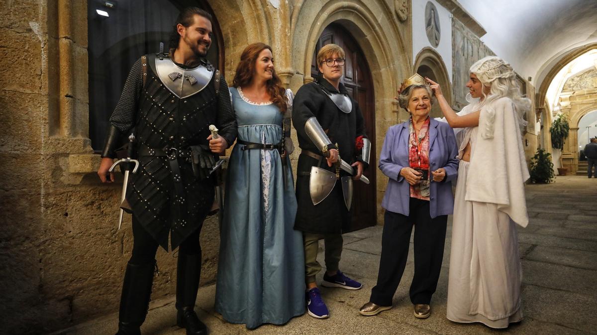 Guadalupe Fiñana, la &#039;abuela de dragones&#039; recibe ayer una corona antes de participar en uno de los paneles del evento.