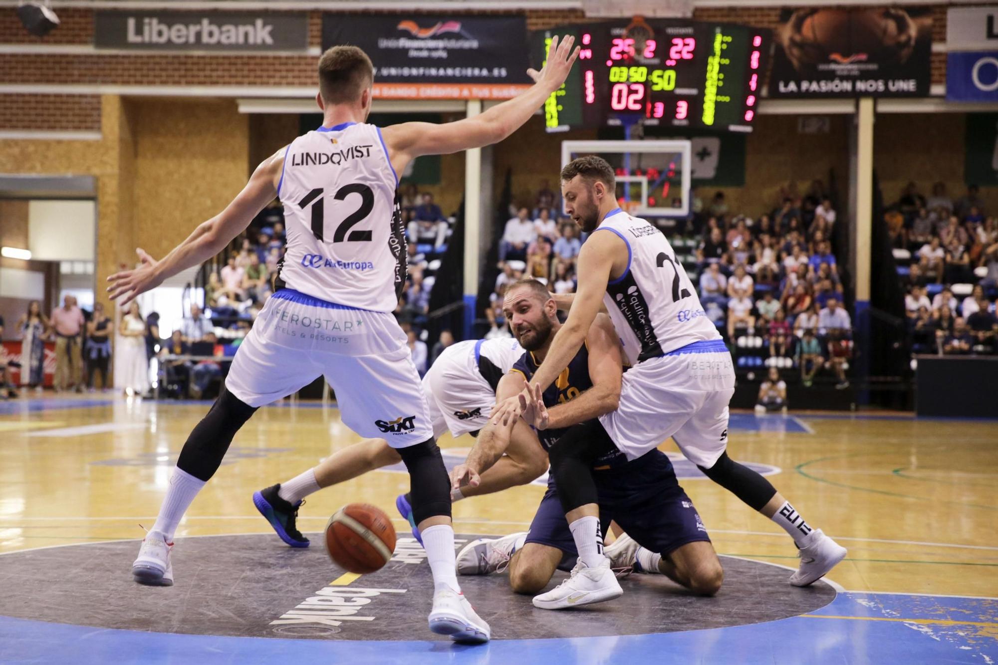 Oliver Arteaga con el Liberbank Oviedo Baloncesto