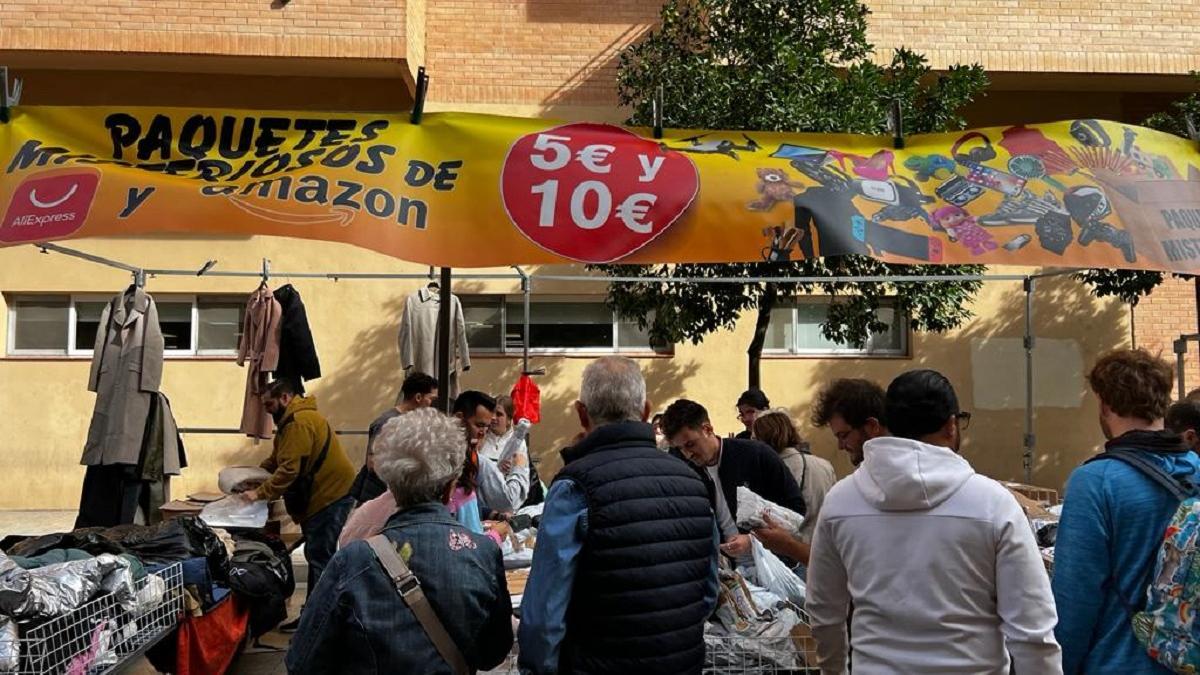 El puesto de 'paquetes misteriosos' en el mercadito de Benicalap