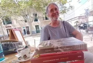 Dieser Mallorquiner nimmt die Deutschen in Cala Ratjada unter die Lupe