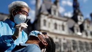 zentauroepp55267634 file photo  a health worker  wearing a protective suit and a201005172519