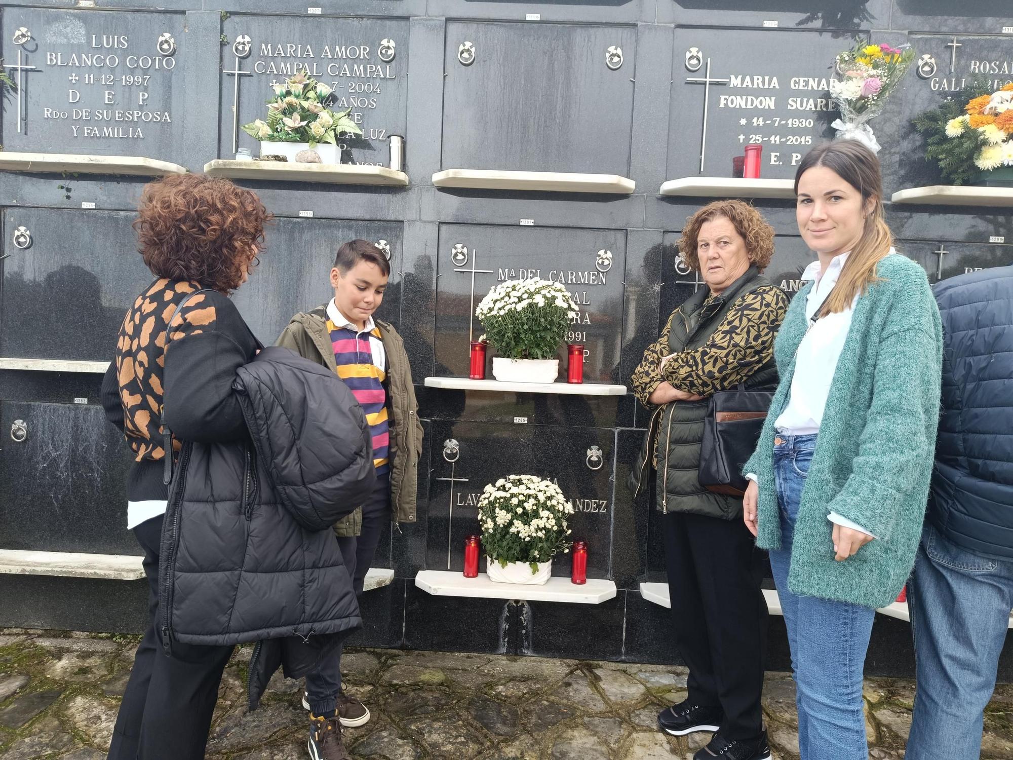 Flores y Rosarios en los cementerios de Pola de Siero y Lugones el Día de Difuntos
