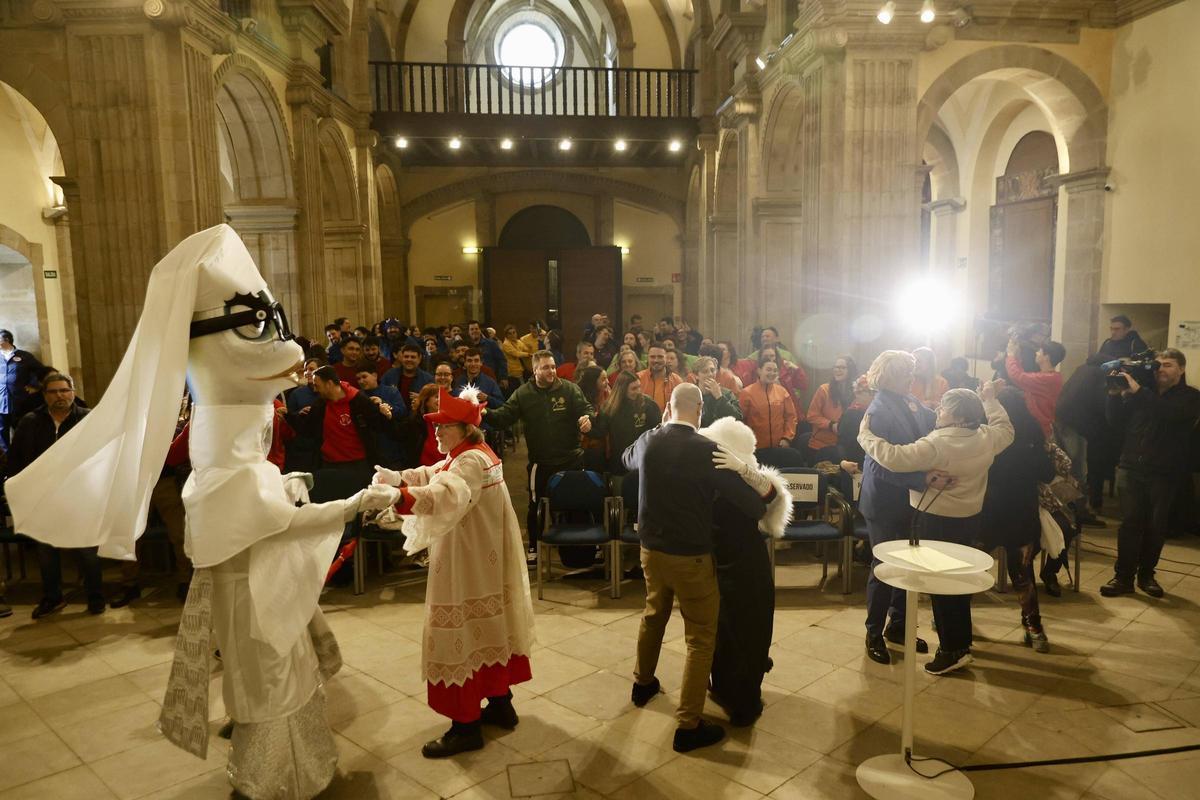 La sardina del Antroxu de Gijón ya tiene disfraz (en imágenes) La sardina del Antroxu de Gijón ya tiene disfraz (en imágenes)