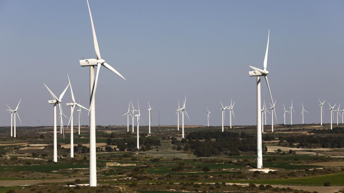 Decenas de aerogeneradores en un parque eólico situado en Fuendetodos