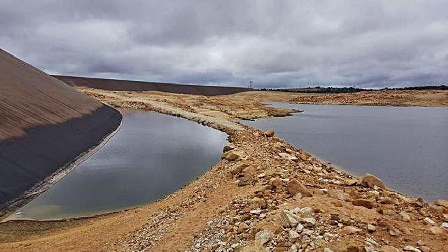 Unas de las balsas existentes en el vaso de Almendra