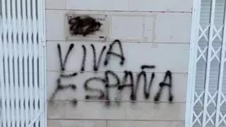 Atacan la sede del STEI tras sus críticas al plan lingüístico de PP y Vox: "Viva España"