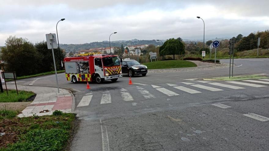 Un camión pierde parte de su carga de gravilla en Lalín