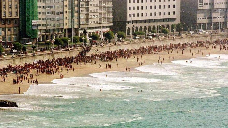 El mar engulle parte de la playa de Riazor durante la pleamar. la opinión