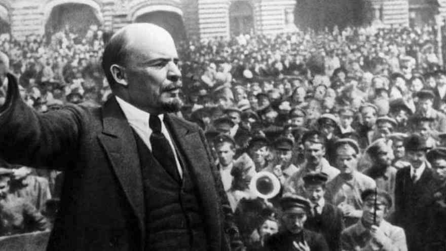 Lenin dirigint-se a les masses.