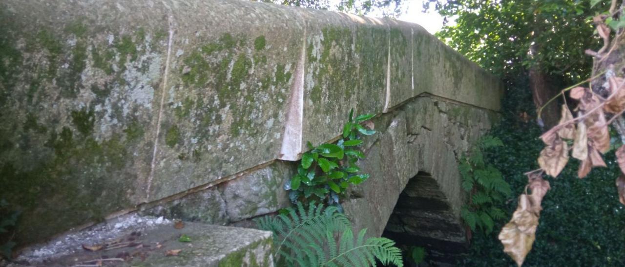 Los bloques movidos del puente medieval de As Ánimas, en el centro de Gondomar.  |