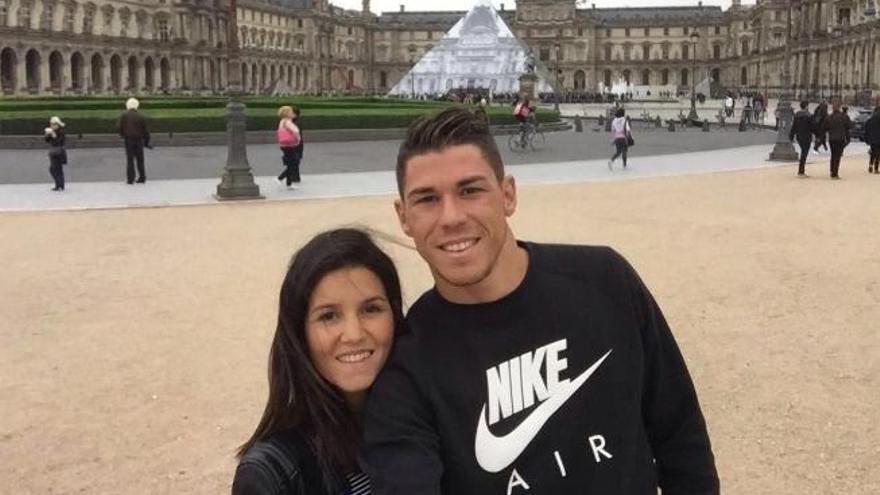 Raúl, junto a su futura esposa Lilian, en el Museo del Louvre de París.