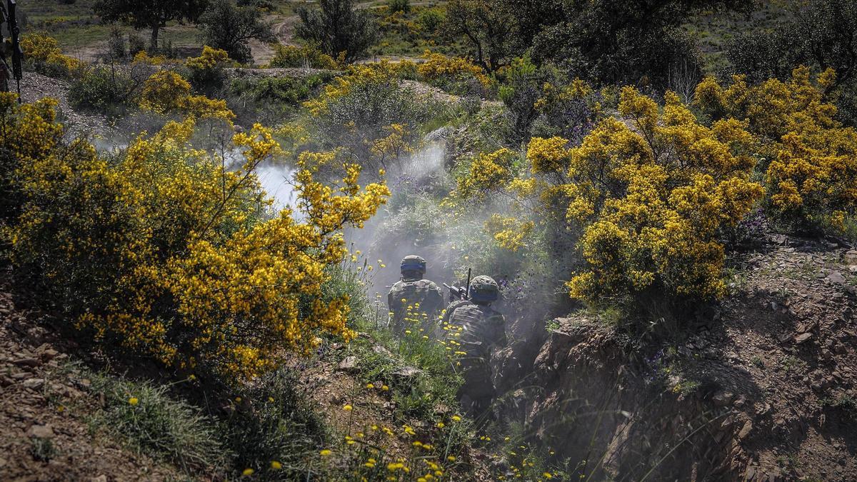 En el campo de maniobras de la base de Sant Climent Sescebes (Girona) llevan a cabo un trabajo crucial de la ayuda militar al país invadido por Rusia: han formado ya a 500 líderes de pelotón, un equivalente al suboficial;  en el esqueleto de cualquier ejército OTAN, una vértebra insustituible.