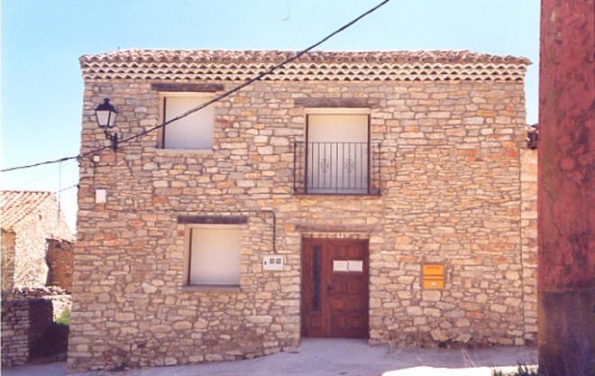 Edificios rehabilitados en Torremochuela.