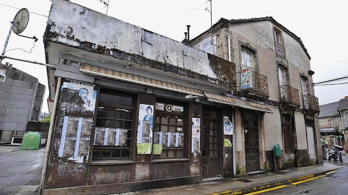 La fachada del A Nosa Casa se ha convertido en una pared empapelada. |   // BERNABÉ/JAVIER LALÍN