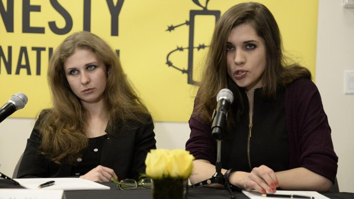 María Aliójina (izquierda) y Nadezhda Tolokónnikova, en la rueda de prensa que han ofrecido este martes en Nueva York.