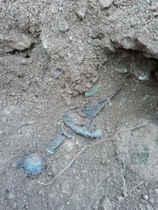 Espada del silgo XIV encontrada en el Castillo de Aín