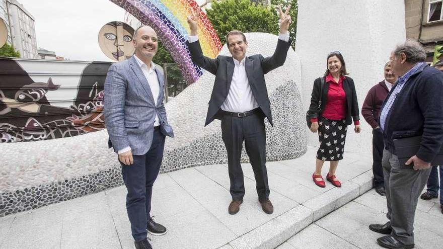 Caballero, Regades y Blanco celebran con los vecinos la nueva estética de la calle. // C. Graña