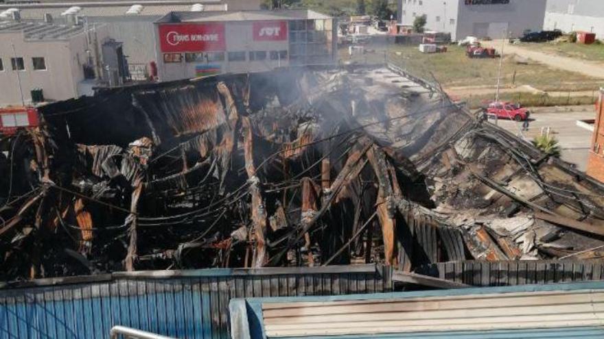 Els Bombers donen per controlat l&#039;incendi de la nau industrial de Sant Feliu de Llobregat