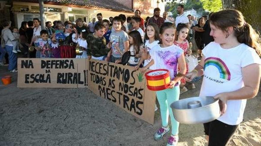 La cacerolada contra el cierre de la escuela de Verducido. // G.Santos