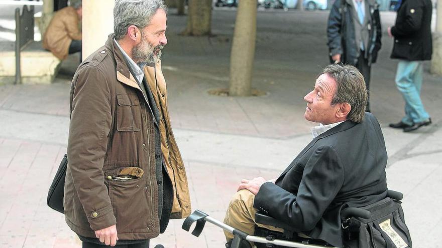 El fiscal Felipe Briones (izda) conversa con el abogado de Ortiz, Francisco Ruiz Marco, en una foto de archivo.