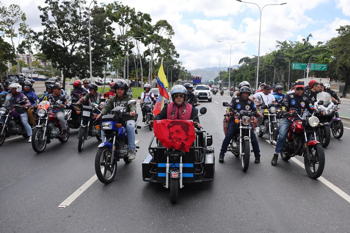 Cientos de simpatizantes del régimen chavista participan en una caravana en Caracas (Venezuela) para reclamar la liberación del presidente Nicolás Maduro, y su esposa Cilia Flores.