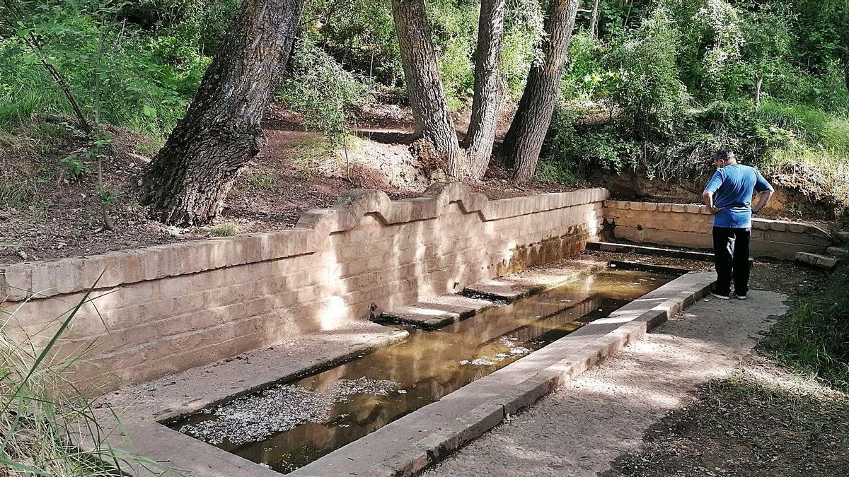 Fuente-lavadero de San Tirso, restaurada por el grupo ecologista Adalia en 1998 y que recientemente ha limpiado ProCulto. | M. J. C.