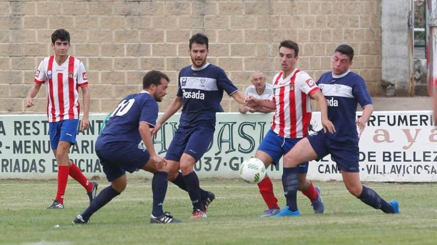 Los luanquinos Álvaro Pozo, Pablo Suárez y Aitor Suárez presionan a un rival.