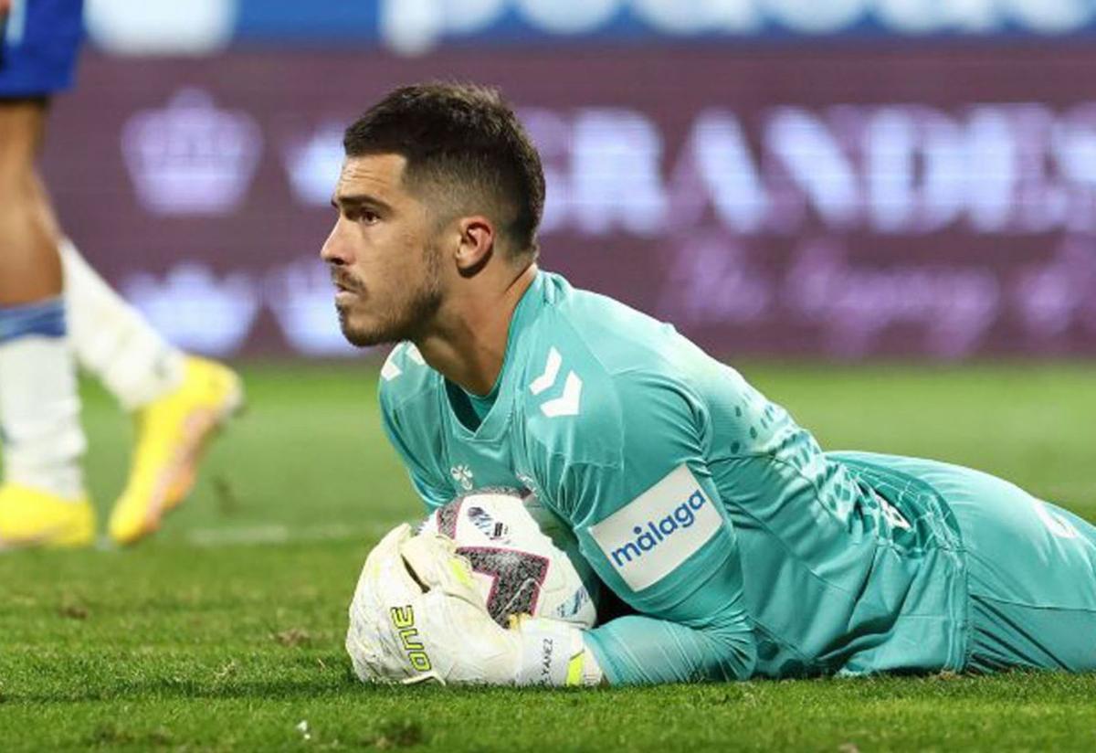 Rubén Yáñez atrapa el balón durante el encuentro del pasado sábado en La Romareda. | LALIGA