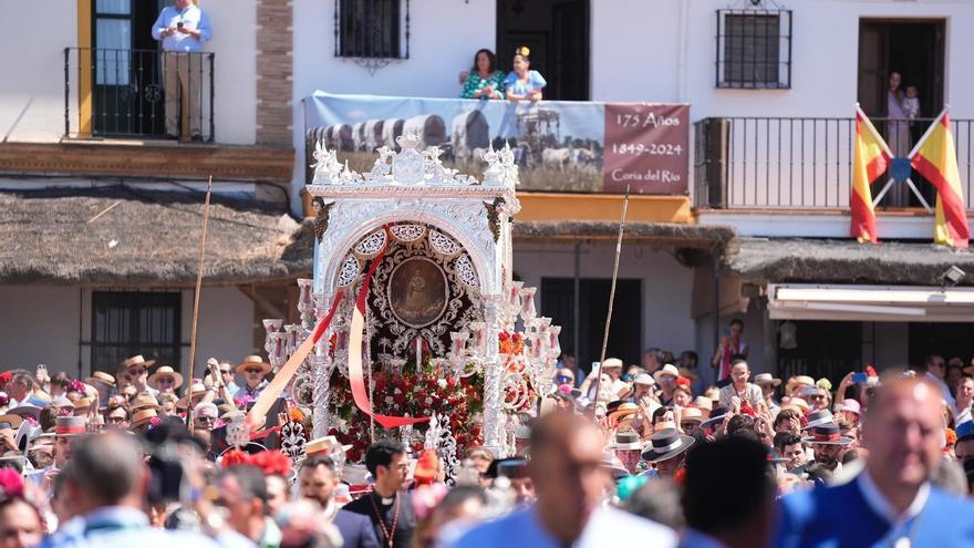 Miles de peregrinos protagonizan la segunda jornada de presentación de hermandades en El Rocío