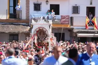 Miles de peregrinos protagonizan la segunda jornada de presentación de hermandades en El Rocío