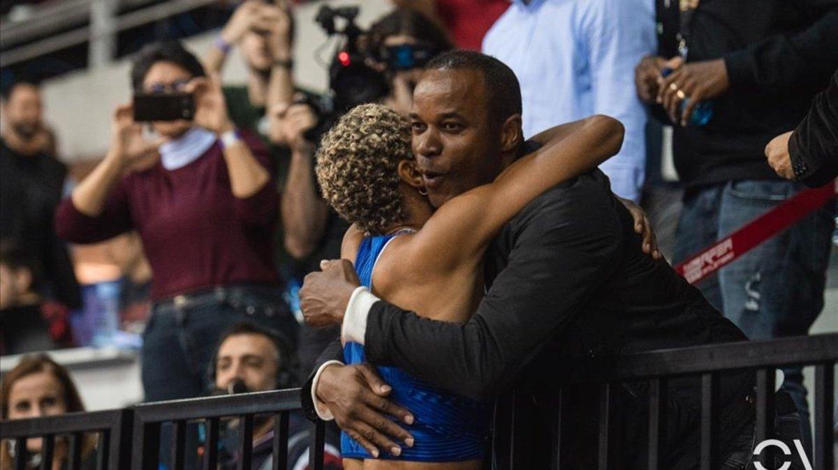 Yulimar Rojas se abraza a Iván Pedroso tras batir el récord indoor de triple