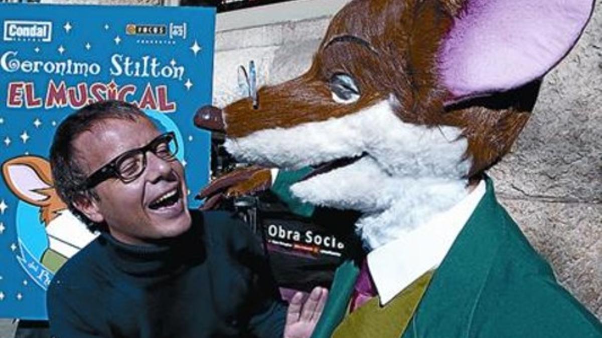 Ratón inquieto. Àngel Llàcer y Geronimo Stilton, en La Pedrera, ayer.