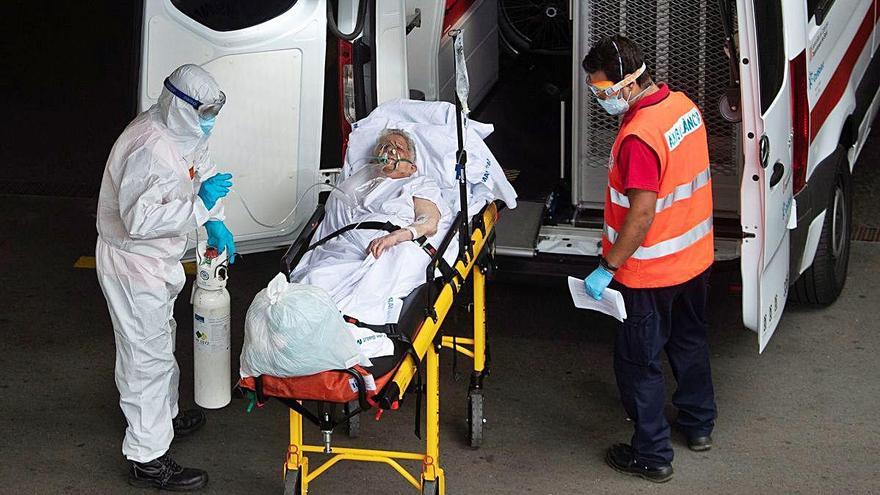 Un tècnic trasllada una pacient a l&#039;Hospital del Mar de Barcelona