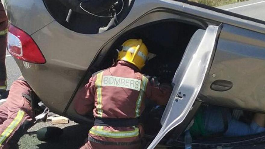 Imatge d&#039;arxiu de Bombers treballant en una excarceració després d&#039;un accident de trànsit