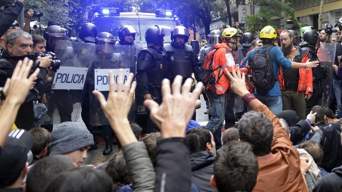 Resistencia pasiva en la escuela Ramon Llull, el 1-O