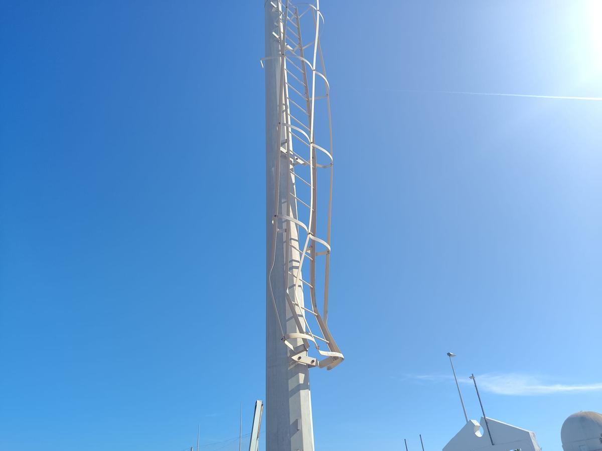Así ha quedado la escalera de la torre de iluminación.